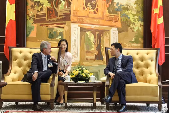 Bộ trưởng Nguyễn Mạnh Hùng tiếp ông Andres Ibarra, Quốc vụ khanh phụ trách hiện đại hóa của Argentina.