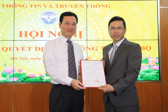 Bộ trưởng Nguyễn Mạnh Hùng trao Quyết định bổ nhiệm ông Phạm Anh Tuấn