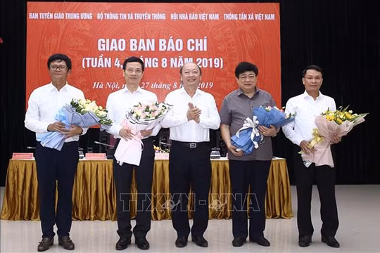 Đồng chí Võ Văn Phuông, Phó trưởng ban thường trực Ban Tuyên giáo Trung ương tặng hoa chúc mừng 4 cơ quan báo chí.