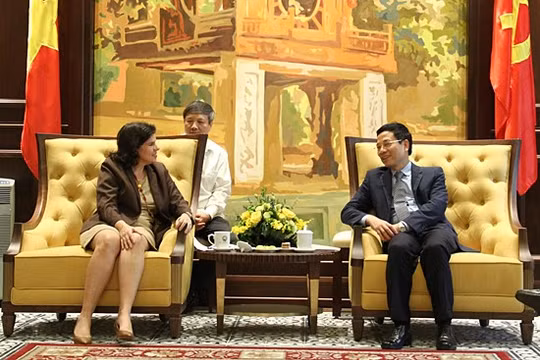 Bộ trưởng Nguyễn Mạnh Hùng tiếp bà Lianys Torres Rivera, Đại sứ Cuba tại Việt Nam.