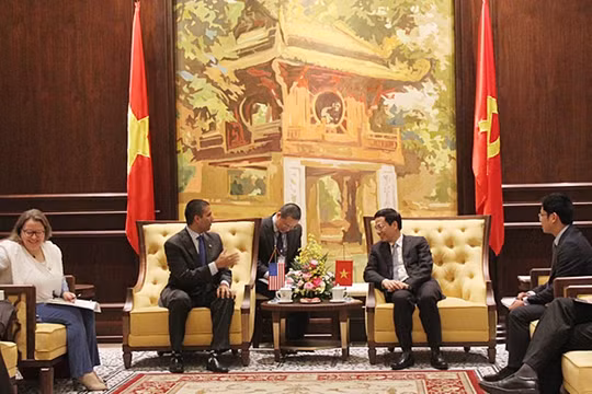 Bộ trưởng Nguyễn Mạnh Hùng tiếp ông Ajit Pai