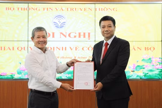 Thứ trưởng Nguyễn Thành Hưng trao Quyết định bổ nhiệm cho ông Đỗ Công Anh 