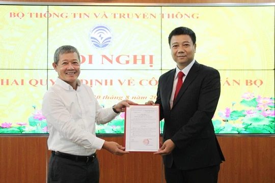 Thứ trưởng Nguyễn Thành Hưng trao Quyết định bổ nhiệm cho ông Đỗ Công Anh 