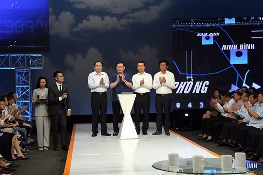 Các Đại biểu bấm nút mở hệ thống Cổng Thông tin điện tử nhân đạo Quốc gia 1400 