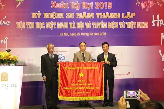 Bộ trưởng Nguyễn Mạnh Hùng tặng bức trướng cho Hội Tin học Việt Nam