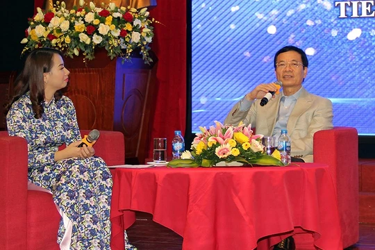 Bộ trưởng Nguyễn Mạnh Hùng phát biểu tại buổi đối thoại.