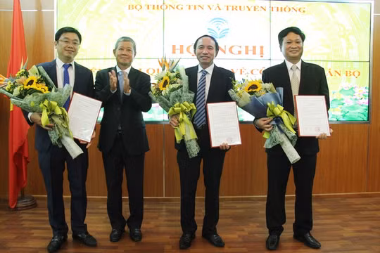 Thứ trưởng Bộ TT&TT Nguyễn Thành Hưng trao quyết định cho các cán bộ 
