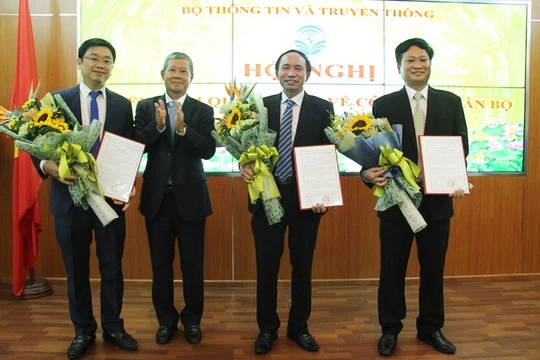 Thứ trưởng Bộ TT&TT Nguyễn Thành Hưng trao quyết định cho các cán bộ 