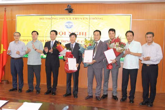 Bộ trưởng Nguyễn Mạnh Hùng chụp ảnh lưu niệm cùng cán bộ được bổ nhiệm