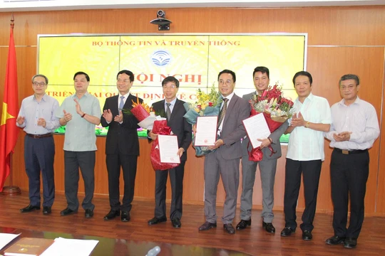 Bộ trưởng Nguyễn Mạnh Hùng chụp ảnh lưu niệm cùng cán bộ được bổ nhiệm