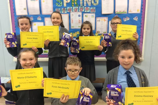 Trẻ em nhận giấy khen (Ảnh: GettyImages)