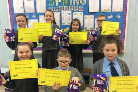 Trẻ em nhận giấy khen (Ảnh: GettyImages)