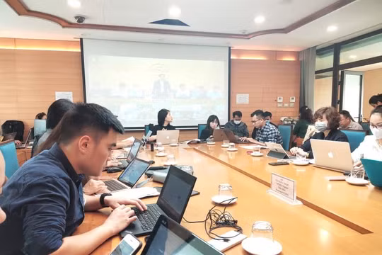 Báo chí dự họp Ban Chỉ đạo phòng, chống dịch COVID-19 tại UBND TP. Hà Nội. Ảnh: Minh Thúy 