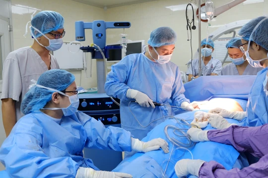 BS. Nguyễn Đình Minh cùng ê kíp phẫu thuật hút mỡ cho bệnh nhân (Ảnh: BS. Nguyễn Đình Minh) 