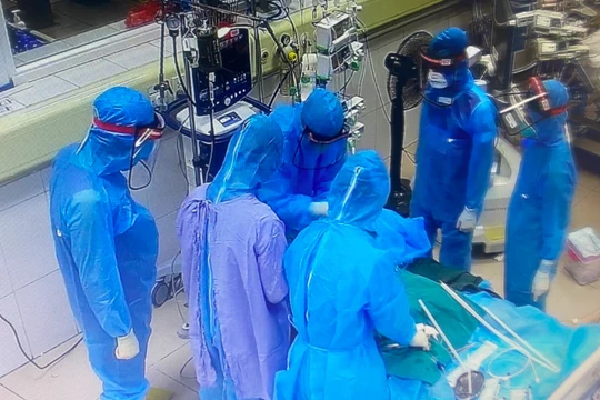Các bác sĩ can thiệp cho bệnh nhân mắc COVID-19 nặng (Ảnh - Đặng Thanh) 