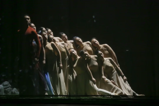 Tiết mục múa nước (Ảnh - VTV) 