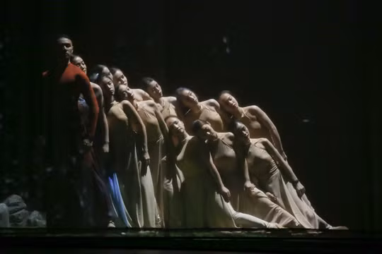 Tiết mục múa nước (Ảnh - VTV) 