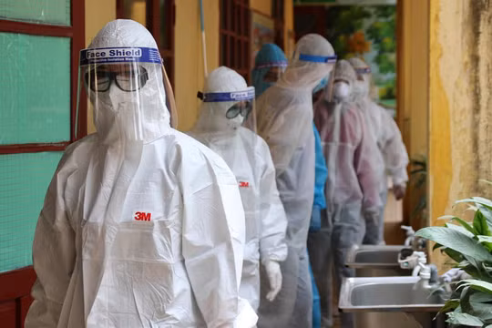 Các bác sĩ đi kiểm tra khu vực cách ly của bệnh nhân COVID-19 (Ảnh - BYT) 