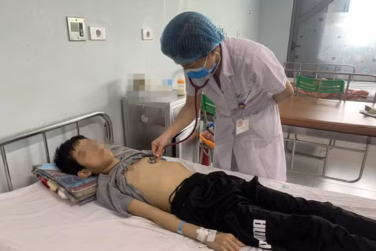 Bác sĩ khám cho bệnh nhi bị suy gan cấp (Ảnh - BVCC) 