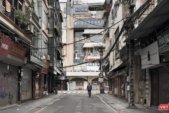Nhiều cửa hàng buộc phải đóng cửa vì dịch COVID-19 (Ảnh - Anh Lê) 