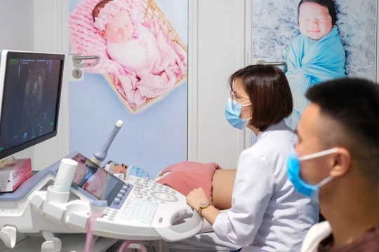 Bác sĩ siêu âm 5D cho bệnh nhân (Ảnh - BVCC) 