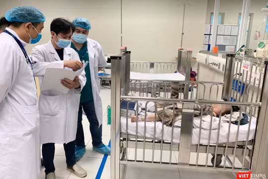 Bác sĩ xem xét, kiểm tra tình trạng sức khoẻ bé H. (Ảnh - BV) 