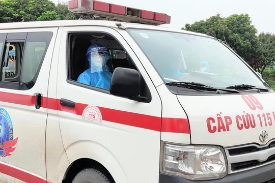 Xe cấp cứu chở bệnh nhân COVID-19 đi cách ly, điều trị (Ảnh - Minh Thuý) 