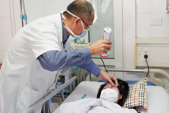 BS. Nguyễn Hồng Hà – Trưởng Khoa Phẫu thuật Tạo hình thẩm mỹ, Bệnh viện Hữu nghị Việt Đức - khám mắt cho bệnh nhân (Ảnh: Minh Thuý) 