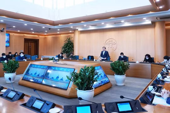 Toàn cảnh cuộc họp trực tuyến của UBND TP. Hà Nội với các quận, huyện, thị xã để triển khai quyết liệt các biện pháp phòng, chống dịch COVID-19 (Ảnh - Phú Khánh) 