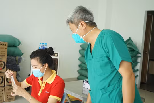 Thứ trưởng Nguyễn Trường Sơn tại điểm lấy mẫu xét nghiệm COVID-19 ở Chung cư Sài Gòn Gateway (TP. Thủ Đức) (Ảnh - Diễm Hằng) 