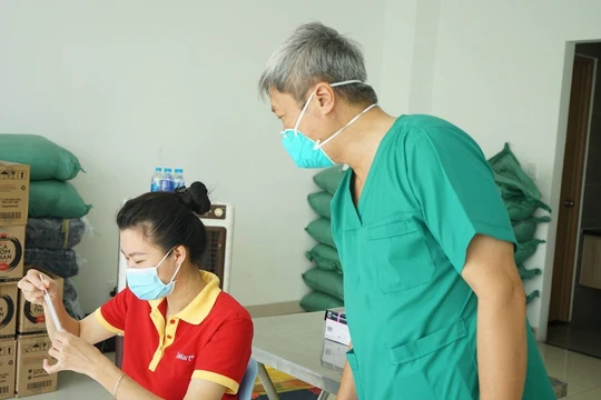 Thứ trưởng Nguyễn Trường Sơn tại điểm lấy mẫu xét nghiệm COVID-19 ở Chung cư Sài Gòn Gateway (TP. Thủ Đức) (Ảnh - Diễm Hằng) 