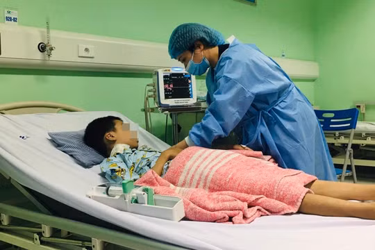 Bác sĩ kiểm tra sức khoẻ cho bé (Ảnh - BVCC) 