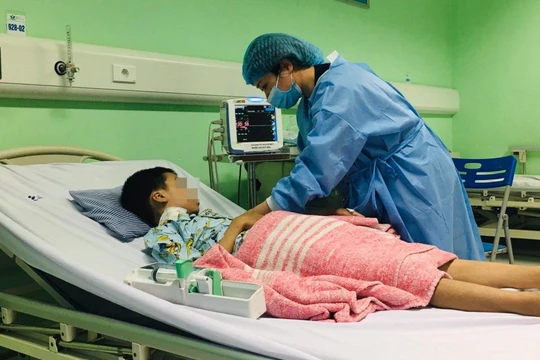 Bác sĩ kiểm tra sức khoẻ cho bé (Ảnh - BVCC) 