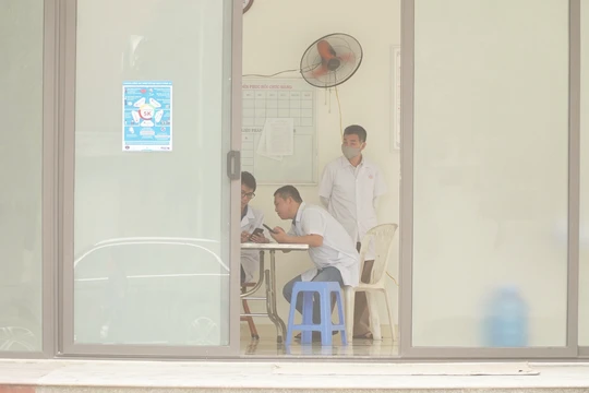 Bác sĩ làm việc ở Bệnh viện Tâm thần Trung ương I (Ảnh - Minh Nhân) 