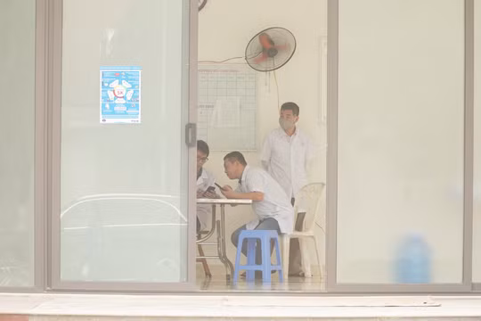 Bác sĩ làm việc ở Bệnh viện Tâm thần Trung ương I (Ảnh - Minh Nhân) 