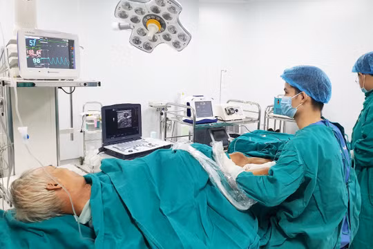 Bệnh nhân suy giãn tĩnh mạch được can thiệp bằng sóng cao tần (Ảnh: Đỗ Nhâm) 