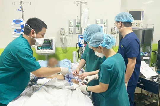 Các bác sĩ điều trị cho bệnh nhân 1536 mắc COVID-19 nặng (Ảnh - BYT) 