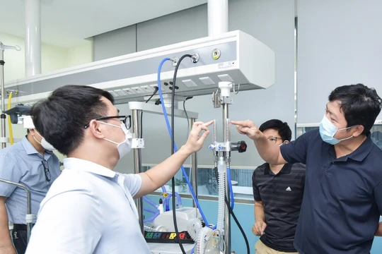 Máy oxy dòng cao BKVM-HF1 được thử nghiệm tại phòng thử nghiệm của VMED Group (Ảnh - VMED)