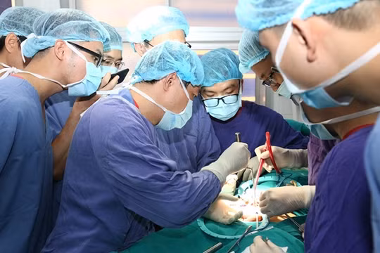 Các bác sĩ tại Bệnh viện Hữu nghị Việt Đức phẫu thuật cấp cứu vỡ vật hang cho bệnh nhân (Ảnh: Bệnh viện Hữu nghị Việt Đức) 