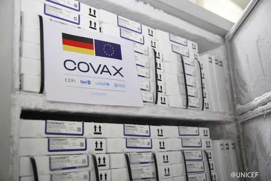 Lô vaccine COVID-19 được hỗ trợ qua cơ chế COVAX về đến Việt Nam (Ảnh - UNICEF) 