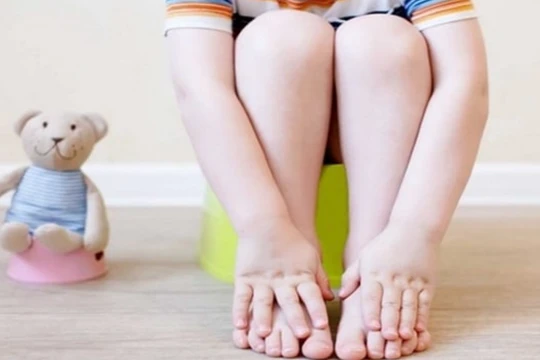 Trẻ bị táo bón lâu ngày sẽ để lại nhiều hệ luỵ khó lường nếu không được khám và điều trị kịp thời (Ảnh - BVCC) 