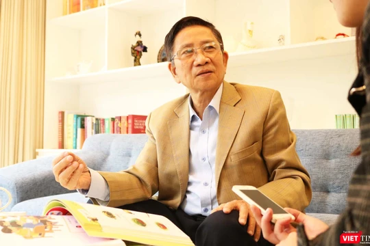 GS. Nguyễn Minh Thuyết chia sẻ về SGK Tiêng Việt 1 Cánh Diều trước "cơn bão" dư luận cho rằng sách dạy trẻ em lừa lọc, khôn lỏi (Ảnh: Minh Thúy) 