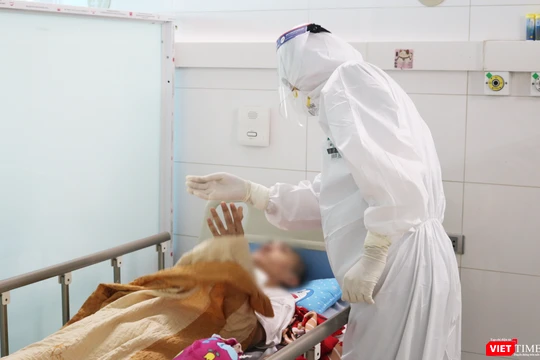 Bác sĩ khám cho bệnh nhân (Ảnh - Minh Thuý) 