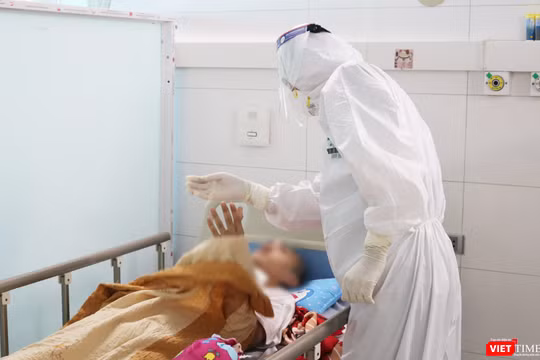 Bác sĩ khám cho bệnh nhân (Ảnh - Minh Thuý) 