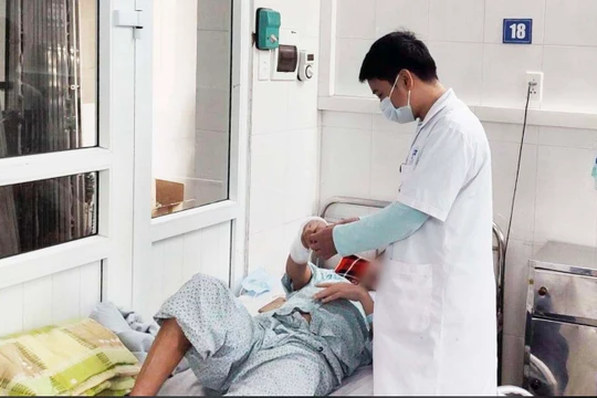 Bác sĩ tại Bệnh viện Đa khoa Xanh Pôn chăm sóc cho bệnh nhân bị bỏng do cồn (Ảnh: BV Đa khoa Xanh Pôn) 