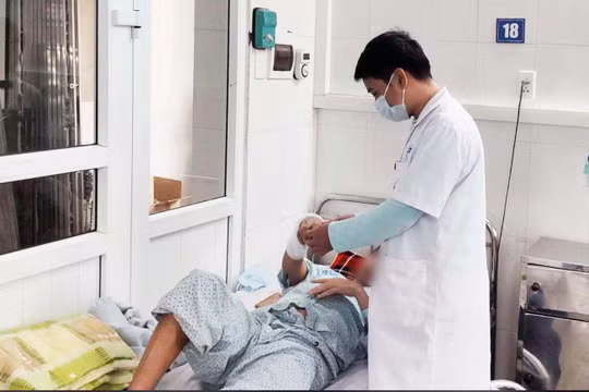 Bác sĩ tại Bệnh viện Đa khoa Xanh Pôn chăm sóc cho bệnh nhân bị bỏng do cồn (Ảnh: BV Đa khoa Xanh Pôn) 