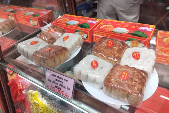 Bánh trung thu với nhiều mẫu mã đa dạng (Ảnh - Minh Thuý) 