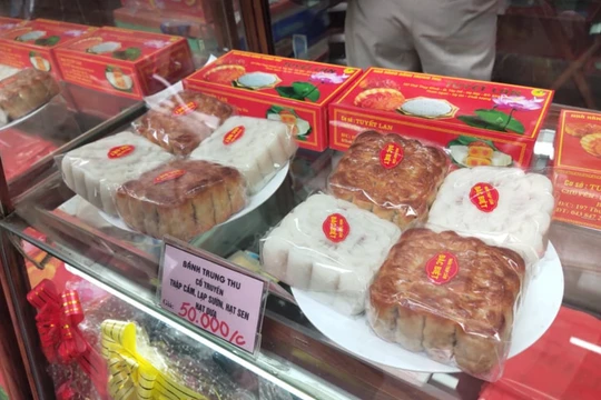 Bánh trung thu với nhiều mẫu mã đa dạng (Ảnh - Minh Thuý) 