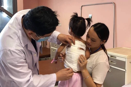 ThS. BS. Đặng Hoàng Thơm thăm khám cho bé (Ảnh: BVCC) 