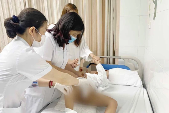 Các bác sĩ chăm sóc vết thương cho bé (Ảnh - BVCC) 